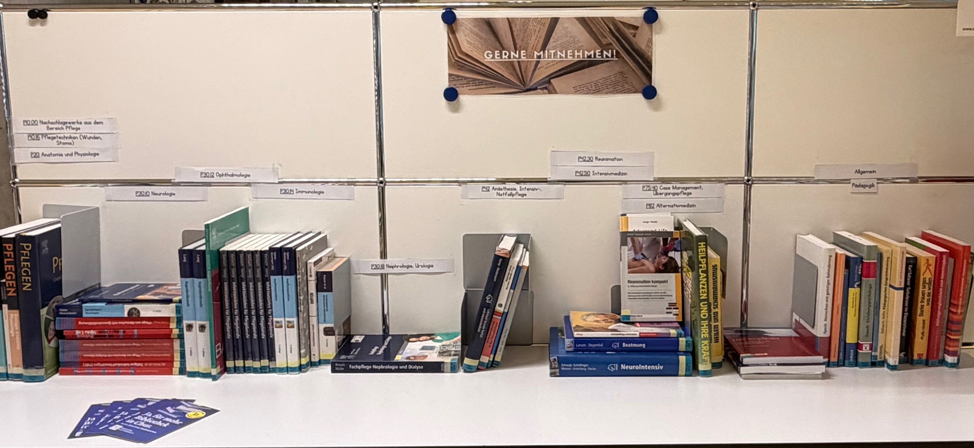 Attachment Büchertisch.jpg